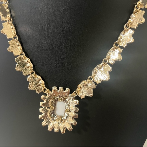 Timeless Elegance Stunning Gold and White Necklace Statement Business - Picture 7 of 8